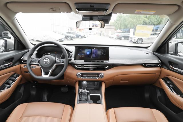 探店日产天籁，号称最舒适的B级车，售17.98万起，值不值得购买？