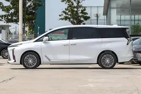 买省油MPV看这款，油耗6.97L+续航1370km，6/7座可选，车长5219mm图片