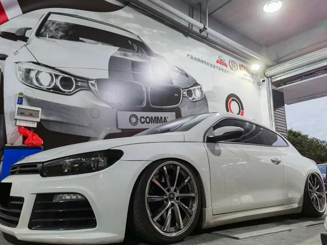 素雅姿态风的大众尚酷R，低趴后尽显竞技运动范