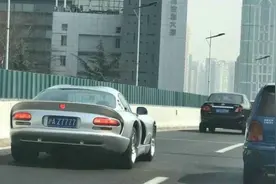 上海偶遇1996款道奇蝰蛇，当年能换上海5套房，如今开着嫌他丑图片