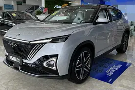 东风风神浩瀚混动版到店，轴距近2米8，油耗4.2L，不到十万就能买图片