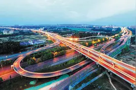 开车上路，道路标线和空中指示牌不一致，到底应该听谁的？图片