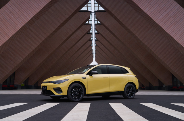 10 万级纯电轿车，无边框车门+无麦 K 歌，零跑 Lafa5