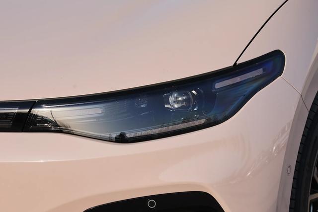 12 万内宽体轿跑新标杆，新能源汽车的小钢炮～零跑 Lafa5