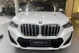 4S店实拍宝马X1，后排空间接近中大型级别，全景天幕车内通透亮堂图片