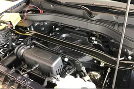 解读2023款福特探险者，双球节铝合金前悬架，1700兆帕冷萃钢A柱图片