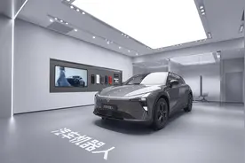 极越01、Model Y、智己LS6，谁是AI智驾中大型纯电SUV？图片