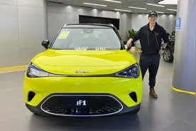 源自奔驰的SMART，被吉利打造得更抢手了，为何值得买？视频封面