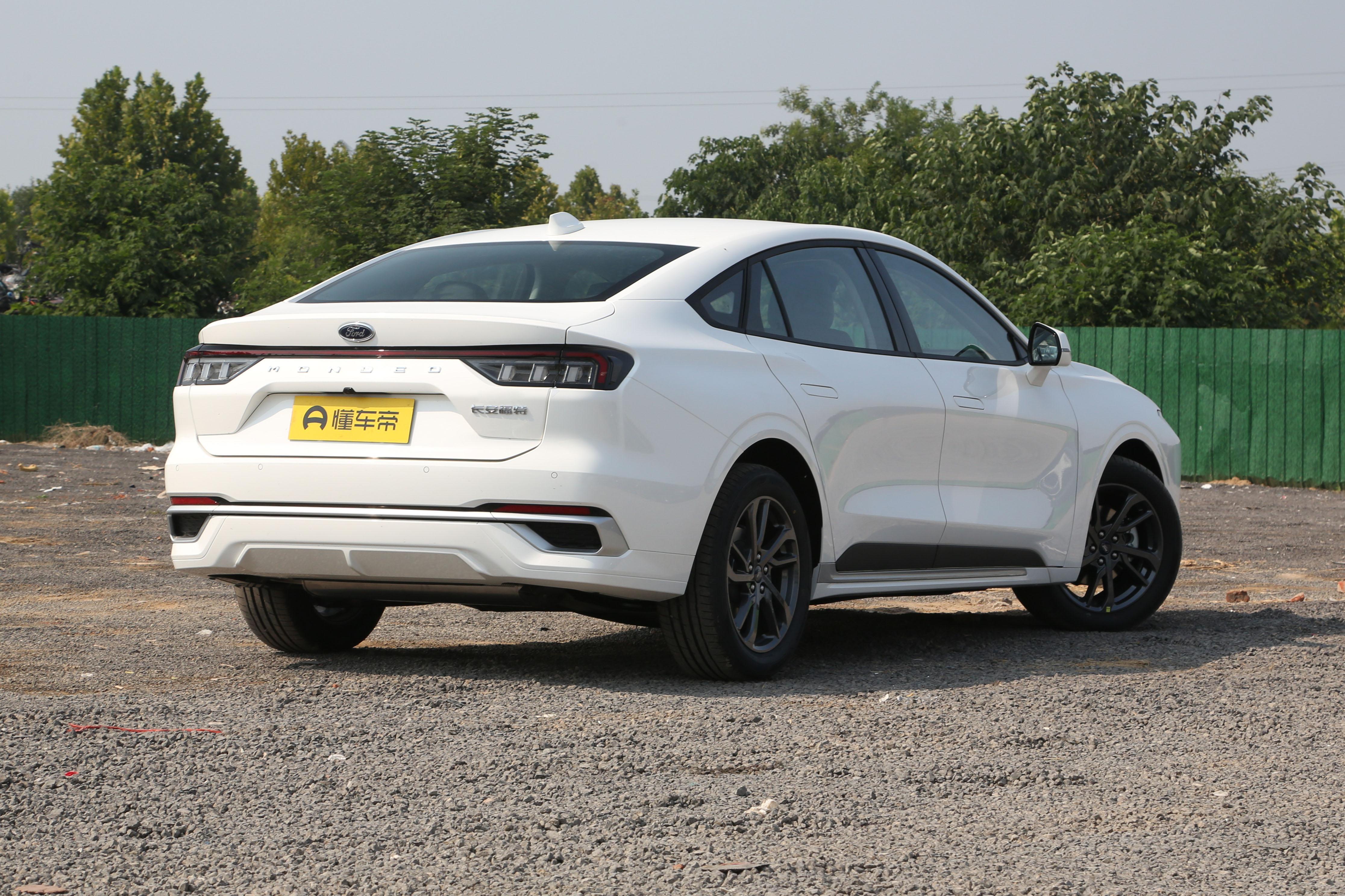 B级燃油车对比 福特蒙迪欧2025款EcoBoost245豪华型与别克君越2025款28T白金版选购指南_新君越2.0t油耗大吗