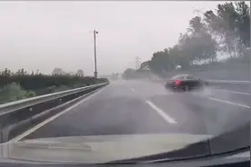 高速开车遇积水只踩刹车就错了，告诉你正确做法，关键时候能救命图片