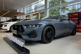 实拍福特Mustang2.3T版，教你如何辨认它跟5.0L版的区别图片