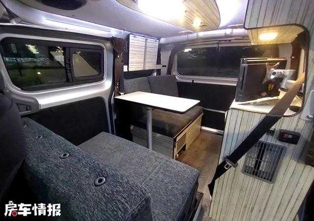 日产NV200床车，设计简单内藏双人床和厨房，周末露营比帐篷舒服