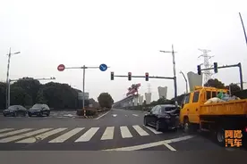 开车等红绿灯的时候应该做什么？喵哥劝你一句，关键时候能救命 图片