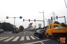 开车等红绿灯的时候应该做什么？喵哥劝你一句，关键时候能救命 图片
