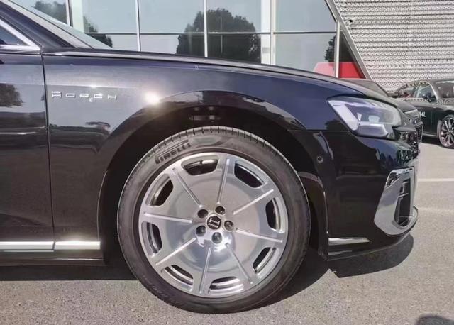 全新奥迪a8l霍希版到店,配备"大饼"轮毂,车长超5米4,130万起