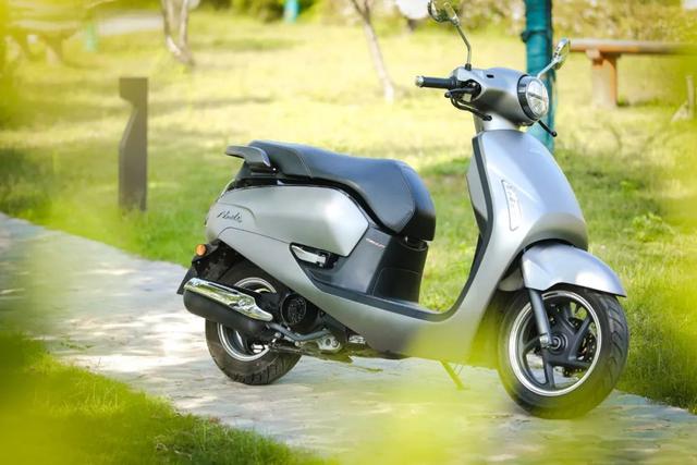 一万出头的高颜值本田复古踏板——新大洲本田NS125LA静态评测