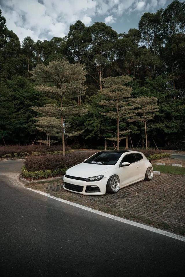 素雅姿态风的大众尚酷R，低趴后尽显竞技运动范