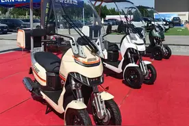 万元入手倒三轮？斗风S1-110：带棚顶，通勤无惧大雨、冬日寒风！图片