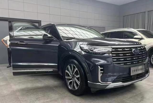 大尺寸联屏安排上了，新款福特探险者实车现身，将于8月正式上市