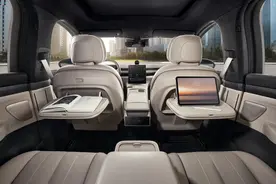 2+2+2座椅布局，轴距3070mm，653马力+4.1s破百，蔚来ES8适合家用图片