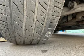 车轮在行驶中会哒哒响，宝马车主一看轮胎就慌了！图片