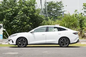 比亚迪海豹06 DM-i，长超4米8，油耗2.9L，不足10万可入手图片