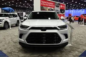 8座的丰田大汉兰达正式亮相，造型像RAV4，提供三种动力，配四驱图片