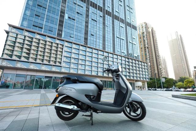 一万出头的高颜值本田复古踏板——新大洲本田NS125LA静态评测