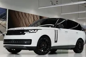 黑白双色车身涂装，全新路虎揽胜海外实车，搭载4.4T V8+8AT动力图片