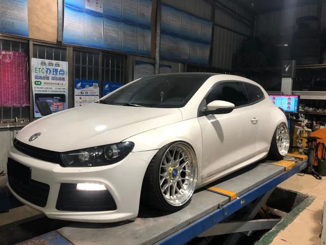 素雅姿态风的大众尚酷R，低趴后尽显竞技运动范