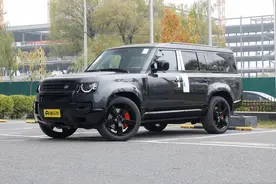 119.8万元起，车长超5.3米，配8个座椅的路虎卫士130上市图片