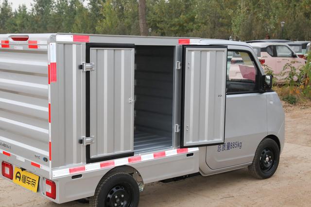 像被挤压拉高，2门1座，宽仅1.08米，来自五菱的快递小哥专用车