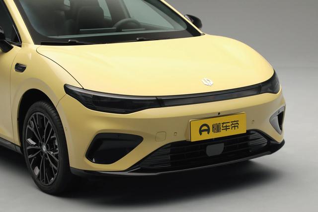 12 万内宽体轿跑新标杆	，新能源汽车的小钢炮～零跑 Lafa5