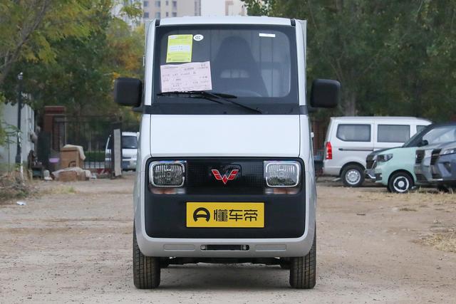 像被挤压拉高，2门1座，宽仅1.08米，来自五菱的快递小哥专用车