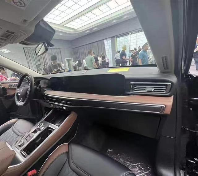 大尺寸联屏安排上了，新款福特探险者实车现身，将于8月正式上市