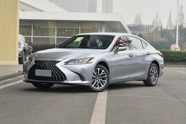 丰田中大型豪华代表，空间舒适安静，油耗低品质好，雷克萨斯ES