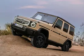 2025款奔驰纯电大G，四电机原地掉头，底盘护板重达57.6公斤图片