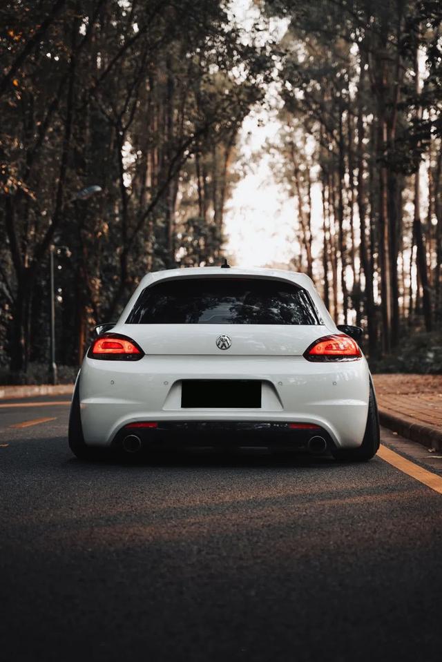 素雅姿态风的大众尚酷R，低趴后尽显竞技运动范