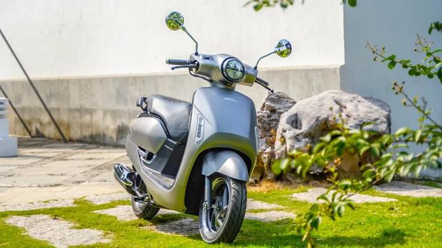 一万出头的高颜值本田复古踏板——新大洲本田NS125LA静态评测