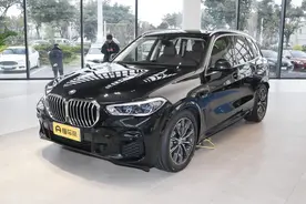 宝马X5 PHEV，配3.0T插电式混动发动机，NEDC综合油耗2.2L/100km图片