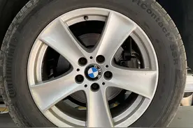 宝马X5左后轮扁了，胎面偏磨出一条长裂缝，内部的钢丝都能看到！图片