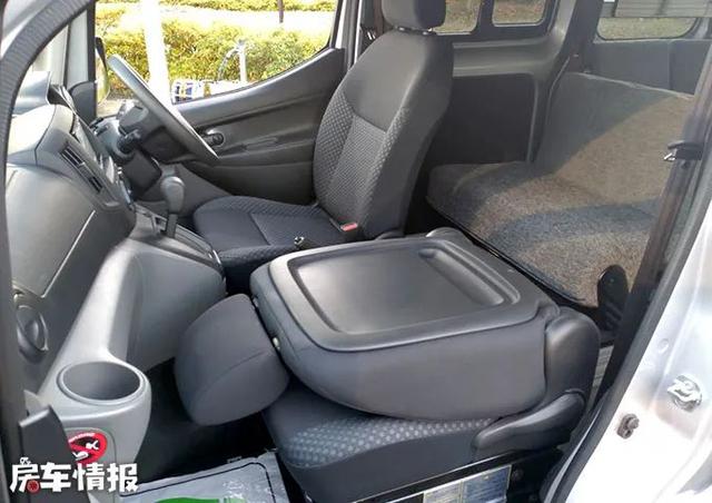 日产NV200床车，设计简单内藏双人床和厨房，周末露营比帐篷舒服