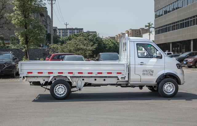 金杯金卡正式上市，共推出8款车型，起售价4.39万元