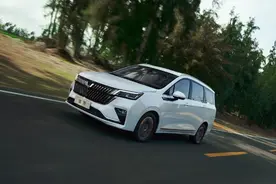 五菱佳辰混动版上市：售11.58万元，油耗5.7L，配360度全景影像图片