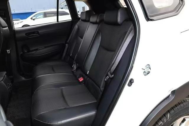 油耗4.56L标配丰田智行安全系统，26款卡罗拉锐放内外换新	，香