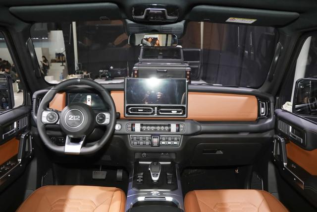 北京汽车制造厂212新车型上市，外观很复古硬朗，2.0T柴油动力