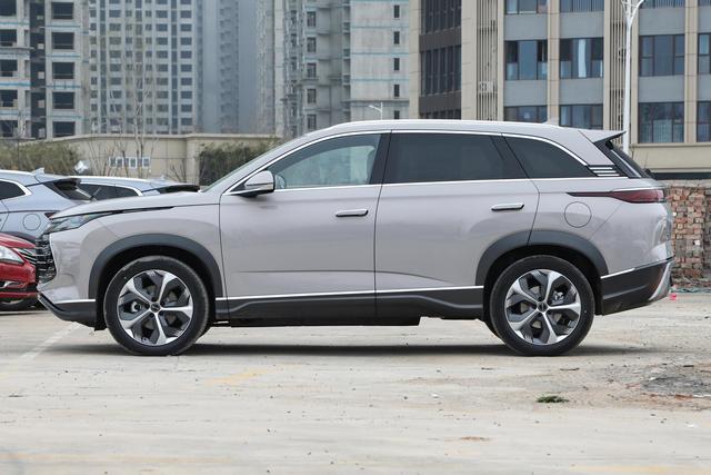 别克昂科威Plus外观漂亮，安静舒适，配2.0T+9AT变速箱，性价比高