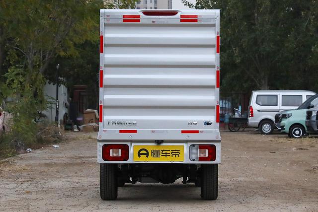 像被挤压拉高，2门1座，宽仅1.08米，来自五菱的快递小哥专用车