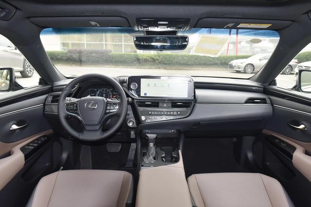 丰田中大型豪华代表,空间舒适安静,油耗低品质好,雷克萨斯ES