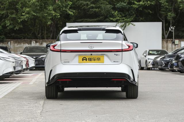 续航530km+L2辅助驾驶，直降4000元的零跑C10对比丰田bZ5如何选？